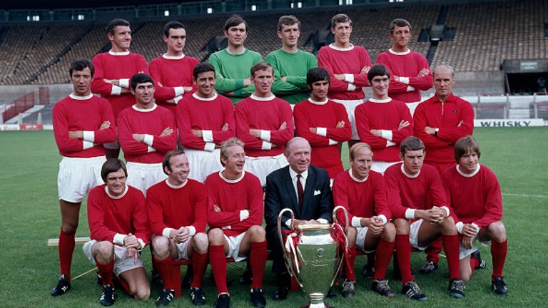 MANCHESTER, INGLATERRA - 25 DE JULHO: O Manchester United, vencedor da Copa da Europa, alinha-se para uma fotografia do time com o troféu em Old Trafford, em 25 de julho de 1968, em Manchester, Inglaterra. Fila de trás (esquerda-direita): Bill Foulkes, John Aston, Jimmy Rimmer, Alex Stepney, Alan Gowling e David Herd. Linha do meio: David Sadler, Tony Dunne, Shay Brennan, Pat Crerand, George Best, Francis Burns e Jack Crompton (treinador). Primeira fila: Jimmy Ryan, Nobby Stiles, Denis Law, Sir Matt Busby (empresário), Bobby Charlton, Brian Kidd e John Fitzpatrick. (Foto de W&H Talbot Archive/Popperfoto via Getty Images)