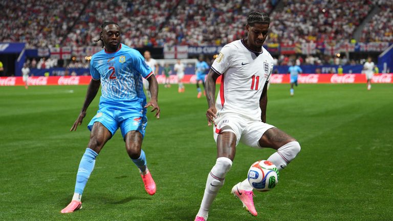 Marcus Rashford, da Inglaterra, controla a bola enquanto Aaron Wan-Bissaka, da República Democrática do Congo, observa (AP Photo/Jacob Kupferman)
