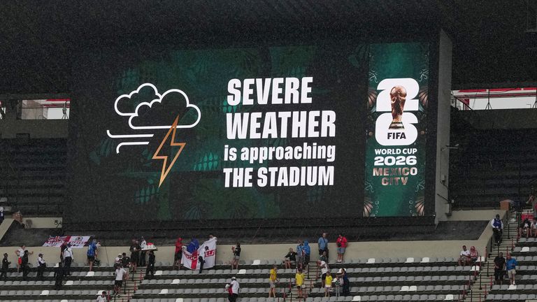 Thunderstorms delayed Mexico vs England