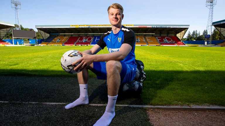 Ex-Hibernian defender Zach Mitchell has returned to Scotland to sign for newly promoted St Johnstone