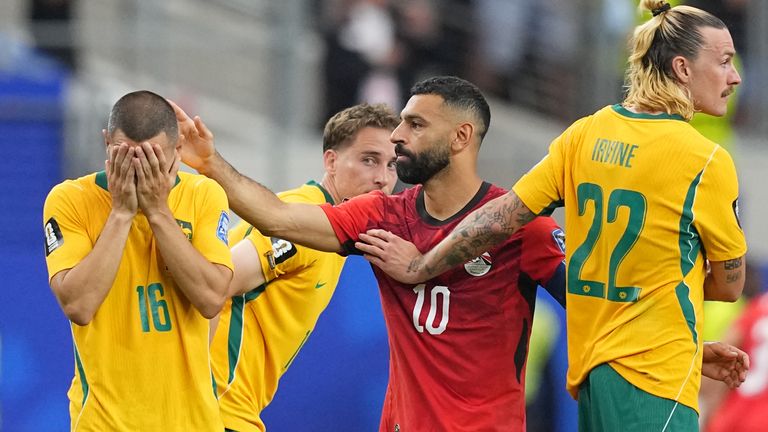 Mohamed Salah (10), do Egito, conforta Aziz Behich, da Austrália, depois que a Austrália perdeu na disputa de pênaltis 