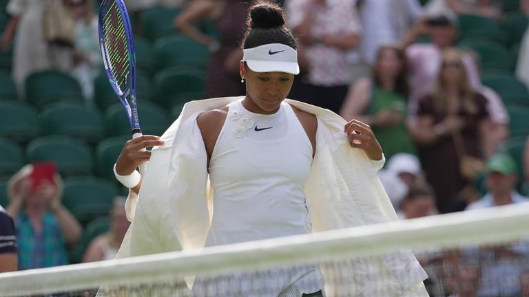 Naomi Osaka, do Japão, entra na quadra central para jogar contra Aryna Sabalenka, da Bielorrússia, em sua quarta rodada de simples feminino no Campeonato de Tênis de Wimbledon em Londres, domingo, 5 de julho de 2026. (AP Photo/Brian Inganga)