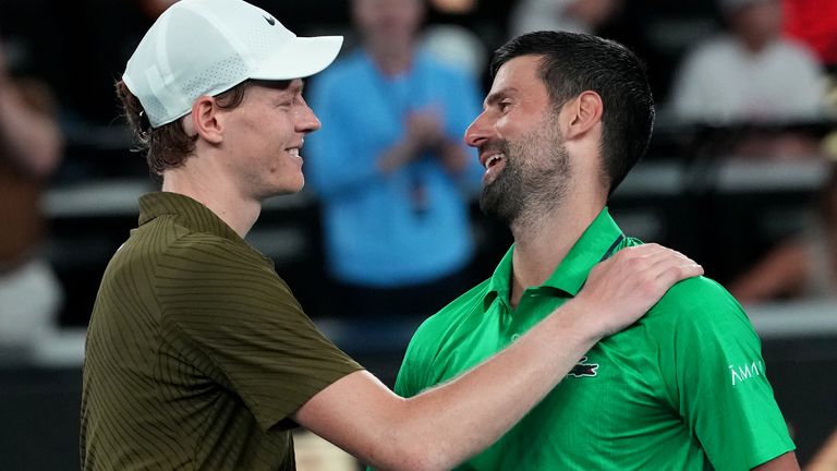 Novak Djokovic venceu Jannik Sinner em um thriller de cinco sets no Aberto da Austrália no início deste ano (AP Photo/Aaron Favila)