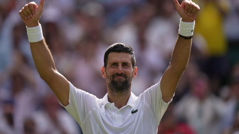 Novak Djokovic da Sérvia comemora sua vitória contra Roman Saffiulin da Rússia em sua quarta rodada de simples masculino no Campeonato de Tênis de Wimbledon em Londres, domingo, 5 de julho de 2026. (AP Photo/Brian Inganga)