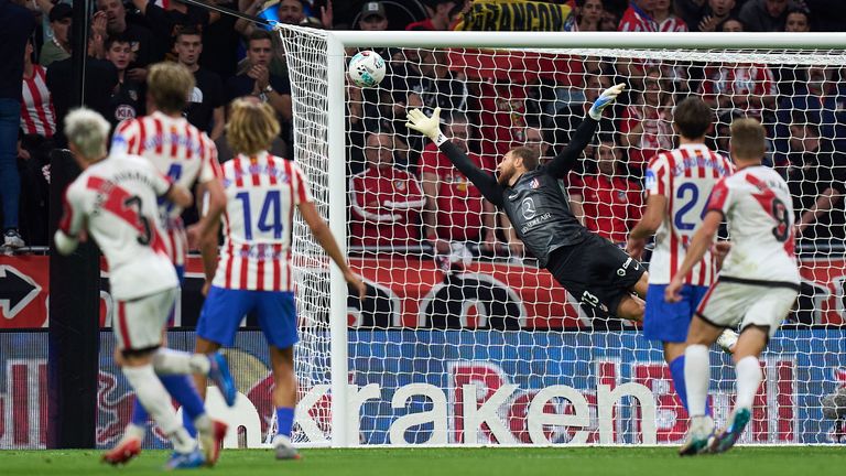 Pep Chavarria marca o escanteio de longe do Rayo Vallecano contra o Atlético de Madrid