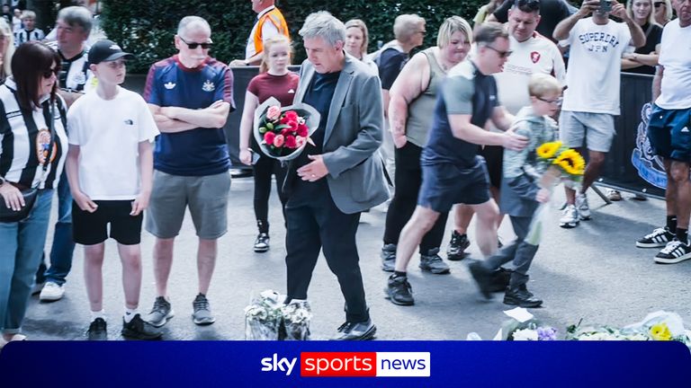 Kevin Keegan tribute: Peter Beardsley lays flowers at St James' Park