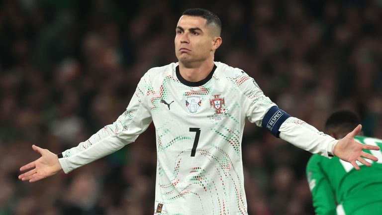 Cristiano Ronaldo foi expulso contra a República da Irlanda - mas a FIFA suspendeu dois jogos de sua suspensão de três jogos