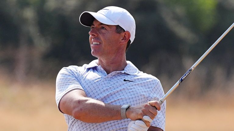 Rory McIlroy, da Irlanda do Norte, joga no primeiro fairway durante o segundo dia do 154th Open