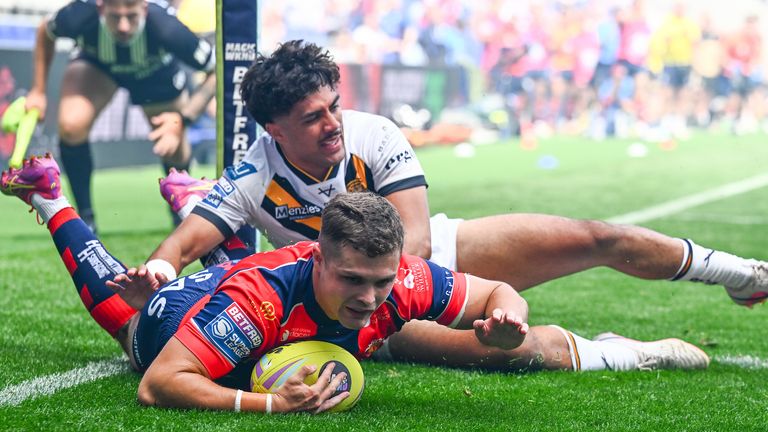 Picture by Olly Hassell/SWpix.com - 05/07/2026 - Rugby League - Betfred Super League Round 17: Magic Weekend - Wakefield Trinity v Castleford Tigers - Hill Dickinson Stadium, Liverpool, England - Cam Scott of Wakefield scoring a try