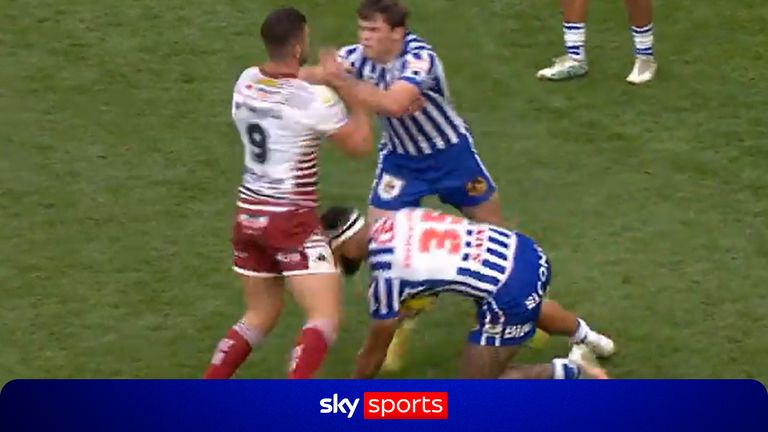 Brad O'Neill and Jack Welsby both sent to the sin-bin as tempers flare between Wigan and Saints.