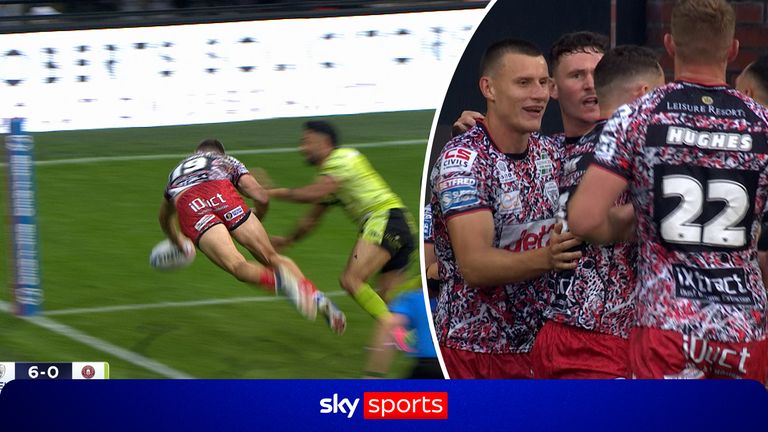Innes Senior puts Leigh Leopards ahead against Wigan Warriors with an incredible diving effort in the corner