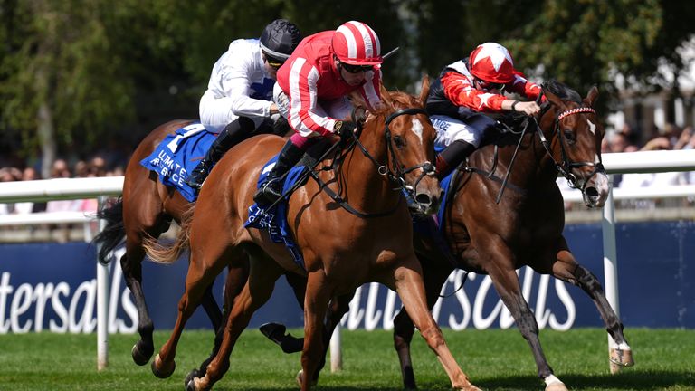 Senorita Bonita montada por Oisin Murphy voltando para casa para ganhar as Estacas Duquesa de Cambridge em Newmarket