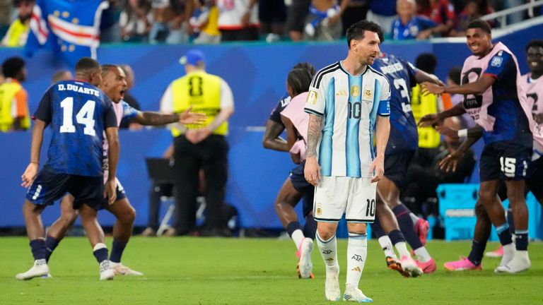 Lionel Messi, da Argentina, reage enquanto os jogadores de Cabo Verde comemoram o segundo gol marcado pelo cabo-verdiano Sidny Lopes Cabral