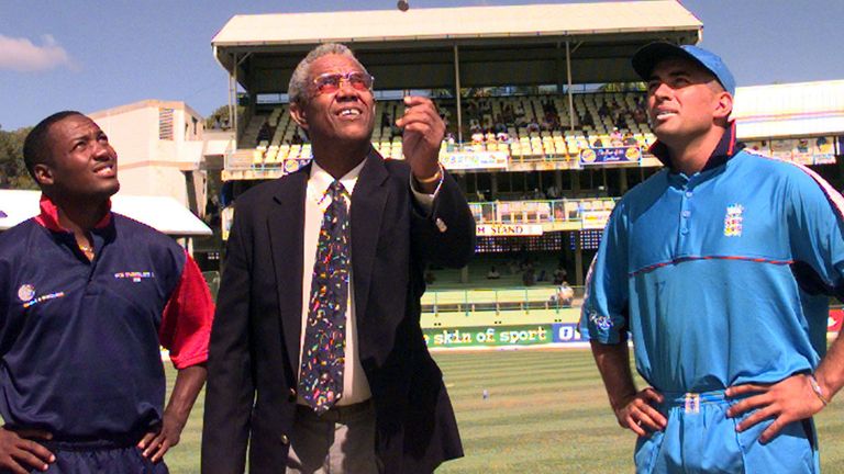 Sir Garfield Sobers tosses a coin with West Indian captain Brian Lara (left) and England captain Adam Hollioake 