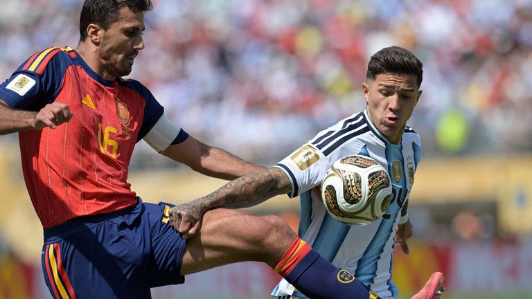 Rodri (L) and Enzo Fernandez fight for the ball 