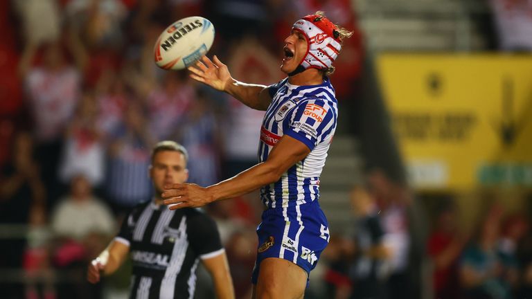 Harry Robertson, do St Helens, marca o último try para sua equipe