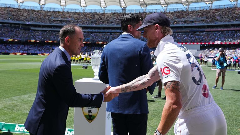 Justin Langer aperta a mão de Ben Stokes antes do Ashes de 2025 