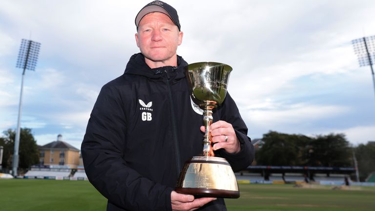 Gareth Batty posa com seu terceiro troféu consecutivo do County Championship Division One em 2024