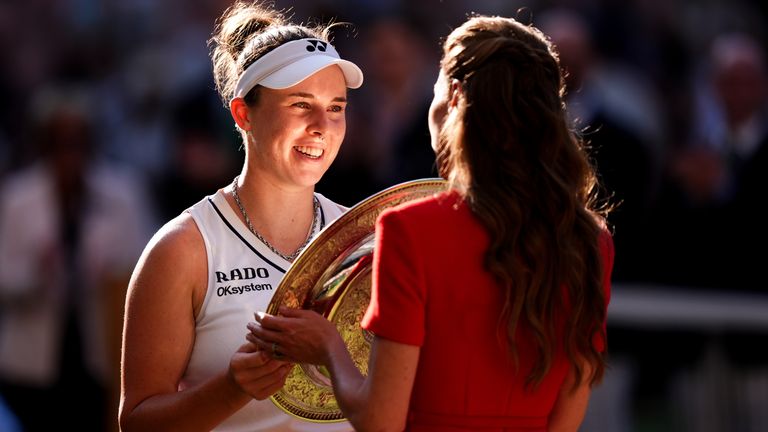 Linda Noskova receives the Venus Rosewater Dish trophy from Catherine, Princess of Wales.