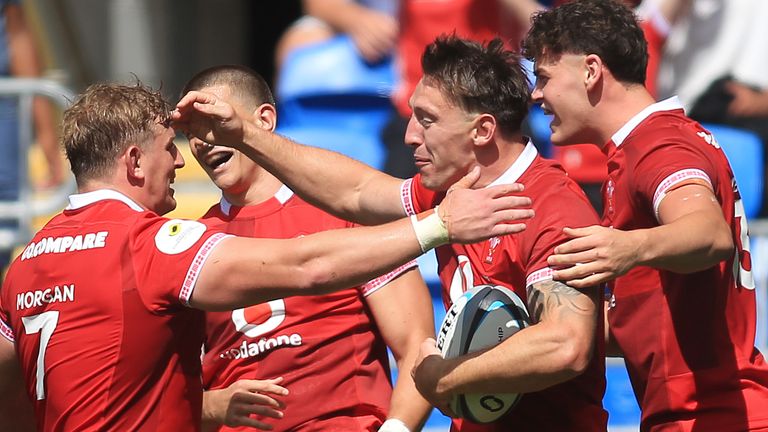Josh Adams (centro), do País de Gales, comemora marcar um try durante a partida do Campeonato das Nações contra Fiji