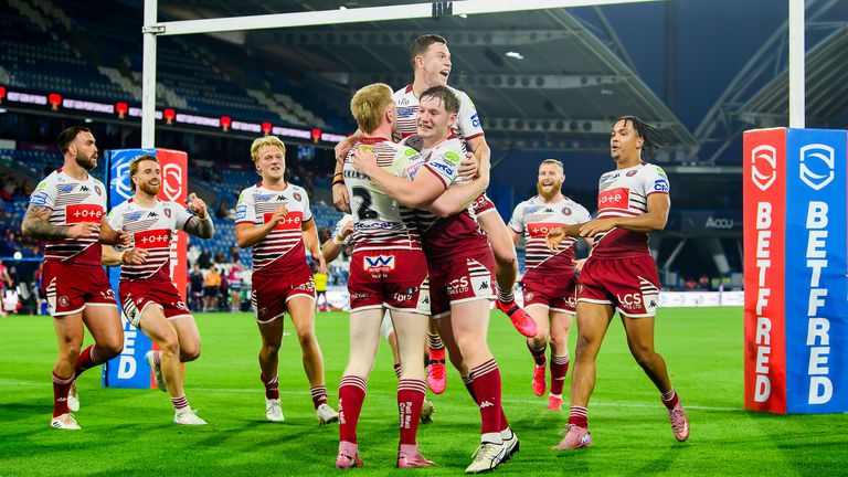   Wigan comemora o hat-trick de Zach Eckersley contra o Huddersfield