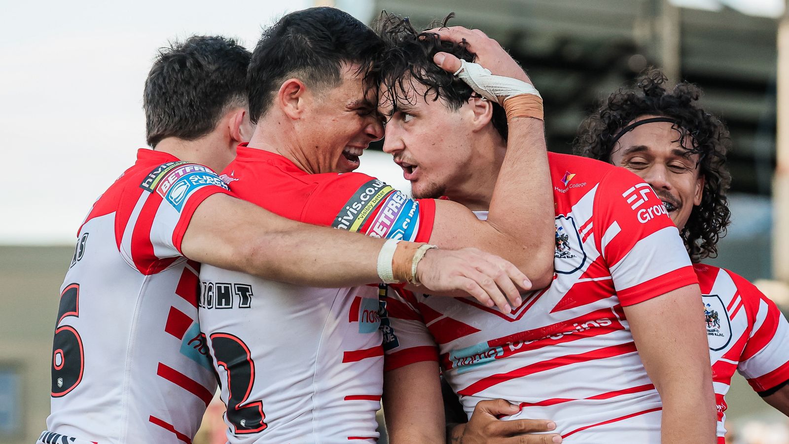 St Helens keep slim play-off hopes alive by stunning Wakefield