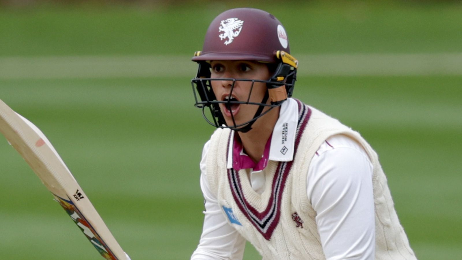Rothesay County Championship: Somerset ramp up the pressure on Division One leaders Nottinghamshire