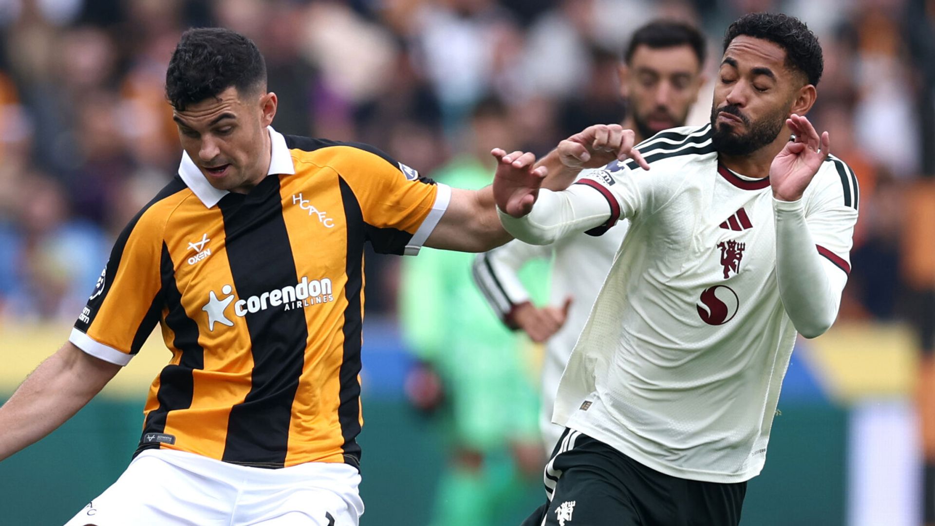 Man Utd and Hull both go close early on LIVE!