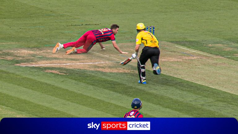 The Hundred: Liam Dawson fumbles ball to dismiss Sam Billings in chaotic run-out