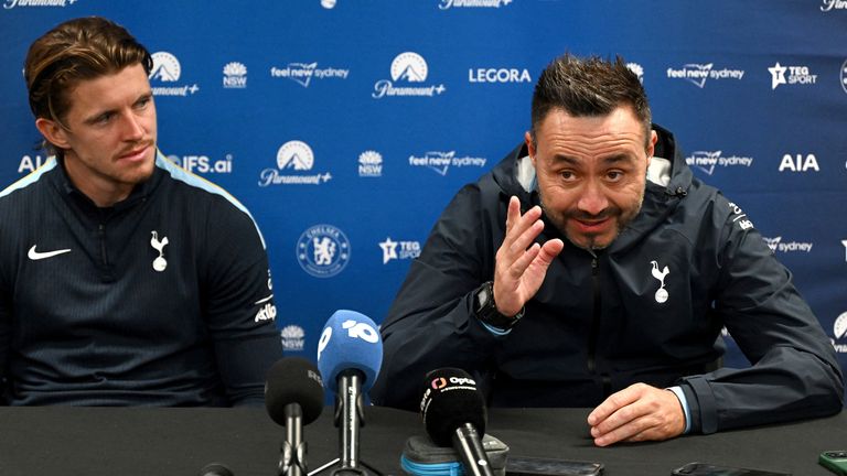 De Zerbi (R) and Gallagher attend a press conference in pre-season