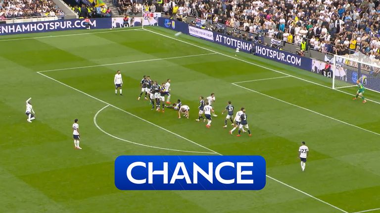 Mathys Tel misses a big chance for Spurs in the second half as they trail Newcastle. 