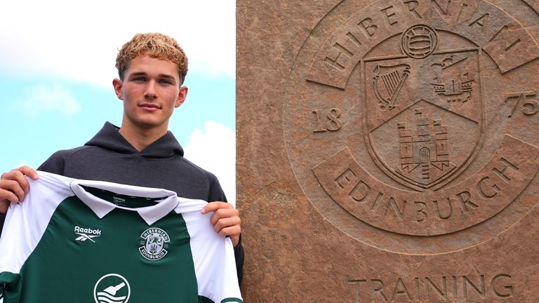 Jacob Devaney has joined Hibernian from Manchester United on an initial loan deal