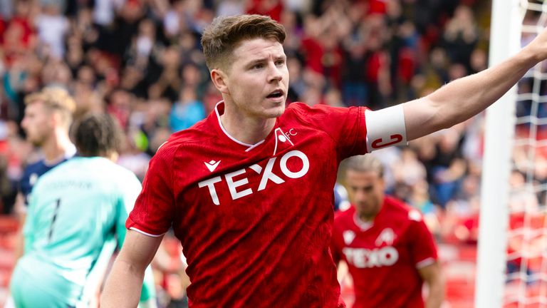 Kevin Nisbet netted a brace as Aberdeen progressed to the quarter-finals of the Scottish League Cup