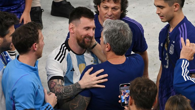 Messi embraces his father after winning the World Cup in 2022