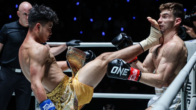 Zhou Jiaqiang fought back with an accurate front kick