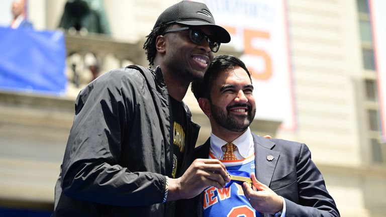 Anunoby is presented with the key to the city by Zohran Mamdani, the mayor of New York City