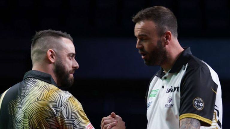 Ross Smith (right) was beaten by Brody Klinge in a final-leg decider 