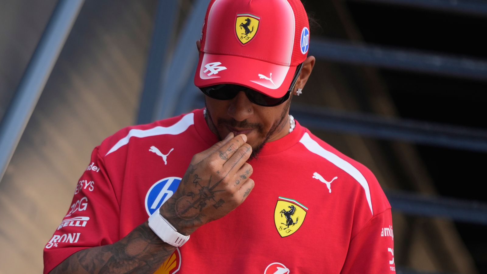 Hamilton punta a Russell e difende il percorso della Ferrari