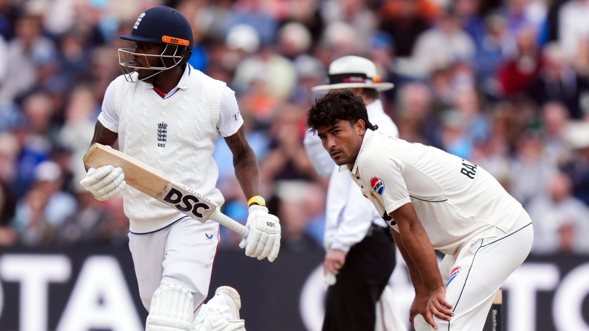 England's tail feasts as lead passes 300 vs Pakistan LIVE!