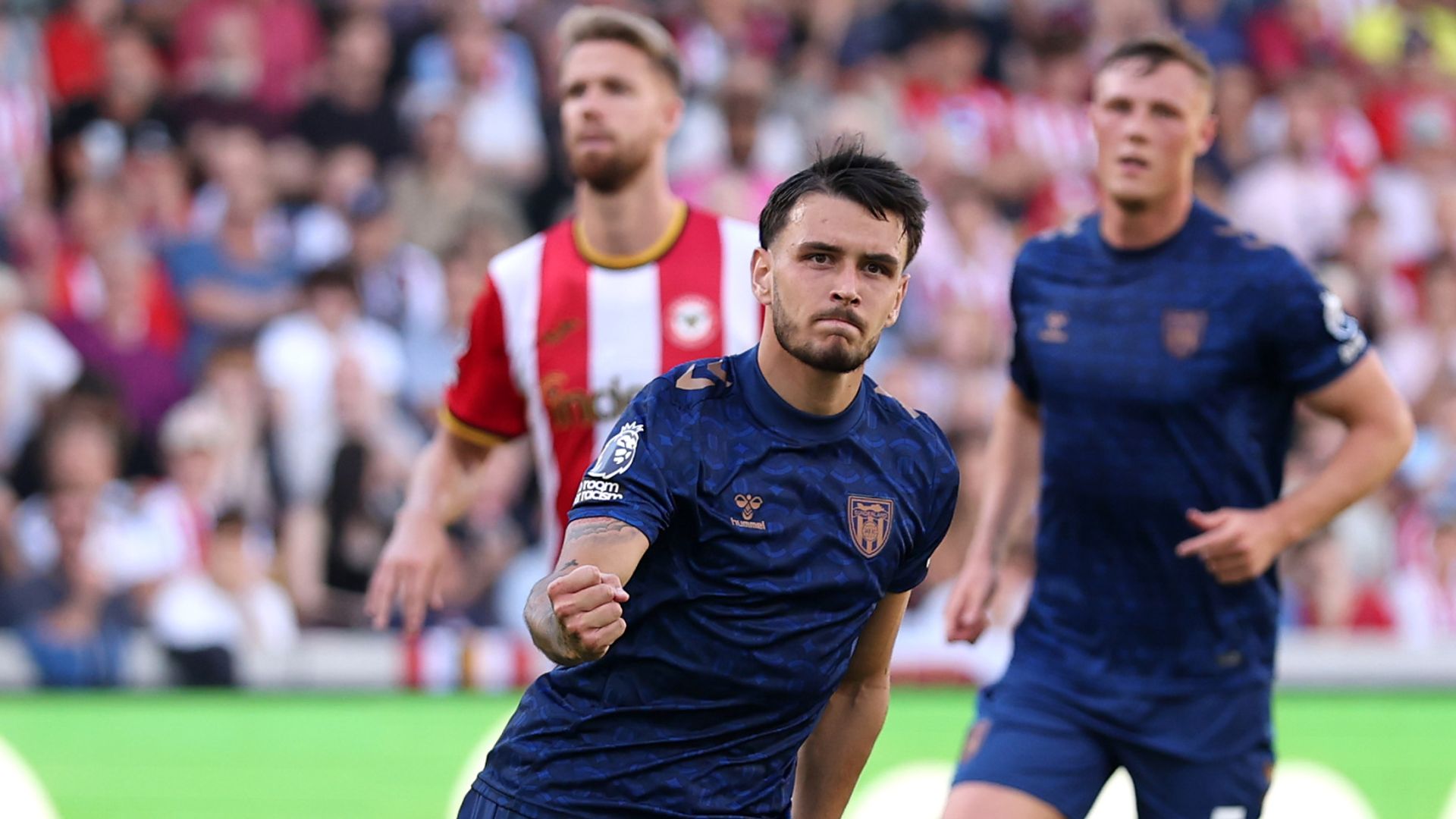 Le Fee penalty rescues draw for Sunderland at Brentford