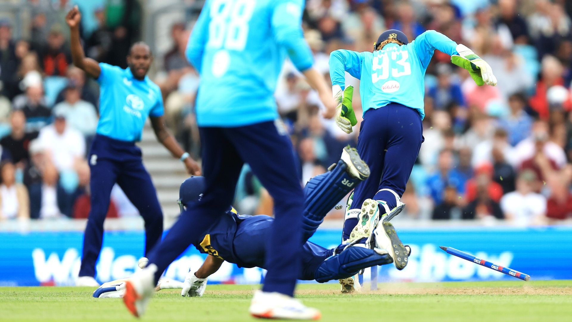Sri Lanka six down after run out controversy, chasing 356 vs England LIVE!
