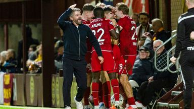 Aberdeen Manager Stephen Robinson celebrates as Ayoub Mouloua scores to make it 3-0 against Motherwell