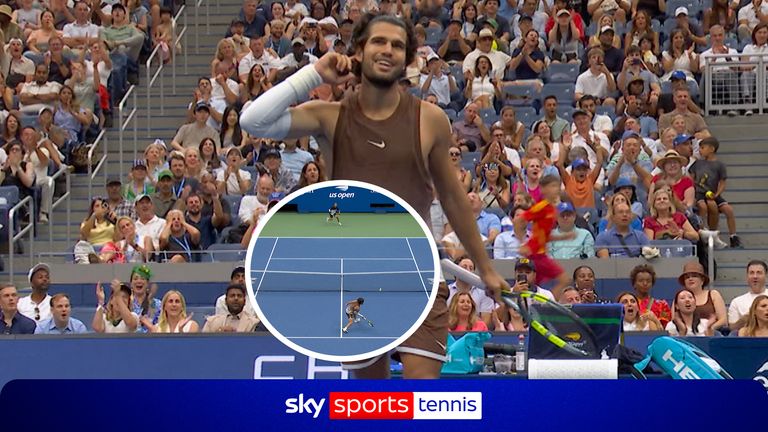 carlos alcaraz incredible drop shot at US Open thumb 