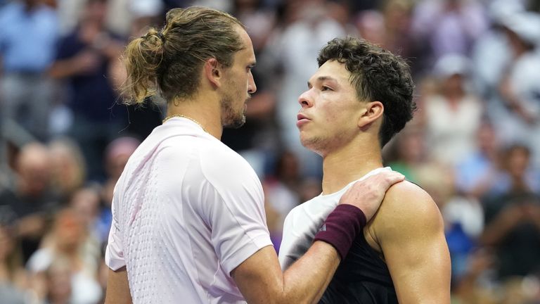 Shelton congratulates Zverev on his win
