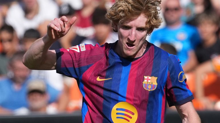 Valencia's goalkeeper Stole Dimitrievski blocks Barcelona's Anthony Gordon during the Spanish La Liga soccer match between Valencia and Barcelona in Valencia, Spain, Sunday, Sept. 6, 2026. (AP Photo/Alberto Saiz)