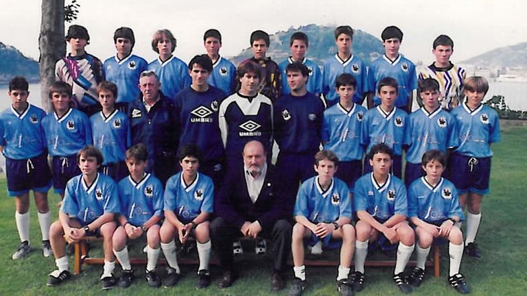 A squad photo overlooking the bay at San Sebastian featuring Mikel Arteta (centre left, bottom row) (Credit: Antiguoko)