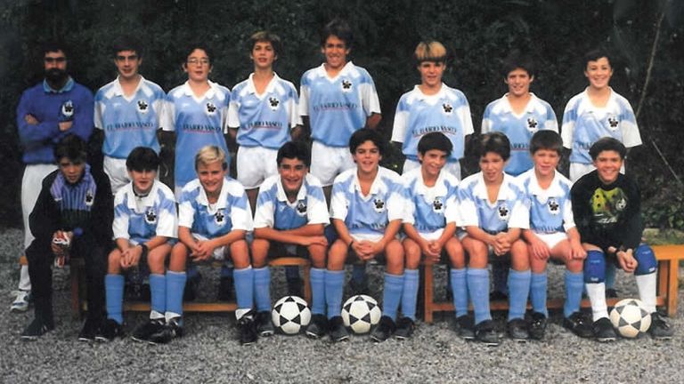 Xabi Alonso (second from right, bottom row) on the old pitch (Credit: Antiguoko)