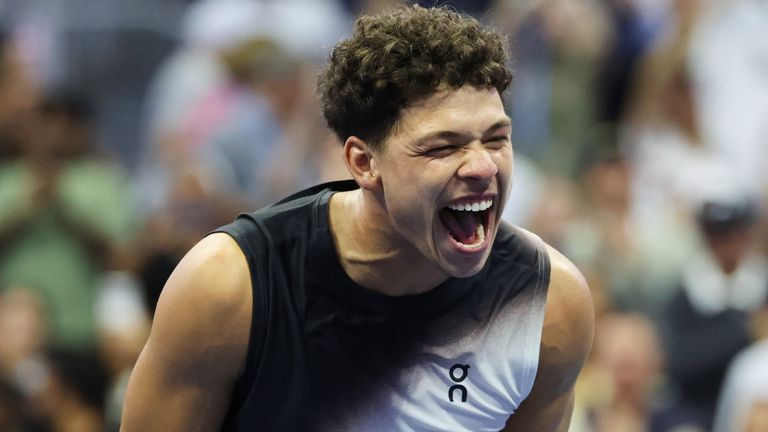 Ben Shelton, of the United States, celebrates after winning against Carlos Alcaraz, of Spain, inthe quarterfinal round of the U.S. Open