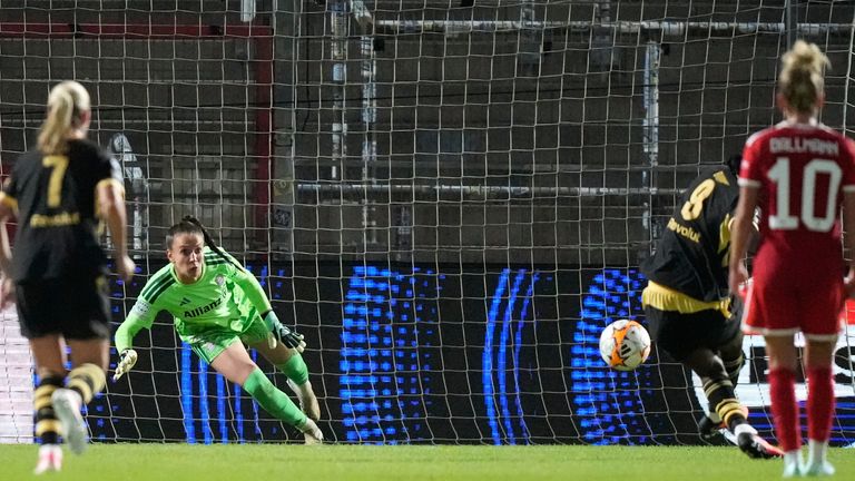 Bayern goalkeeper Ena Mahmutovic saved Bunny Shaw's penalty