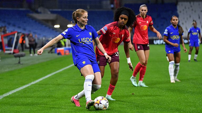 Sjoeke Nusken of Chelsea is put under pressure from Lily Yohannes